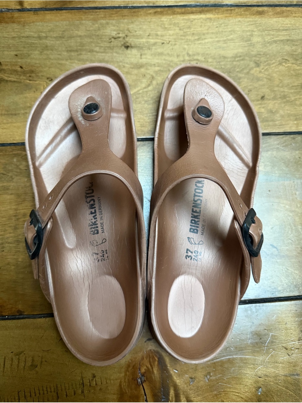 Birkenstock Rubber Gizeh Thong Sandals in bronze size 37